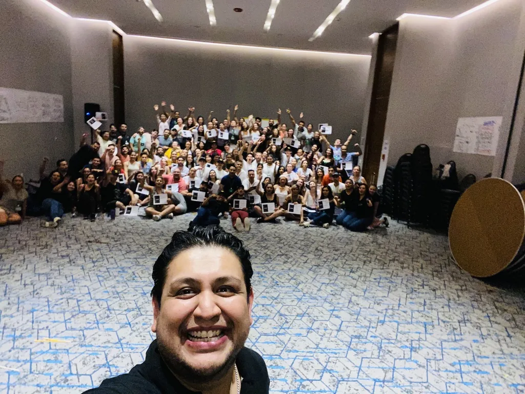 Joel con un auditorio lleno detrás