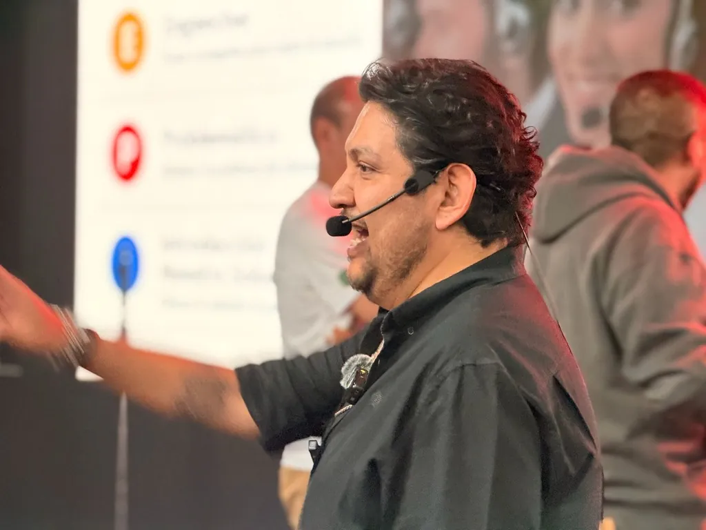Joel enseñando con micrófono de diadema