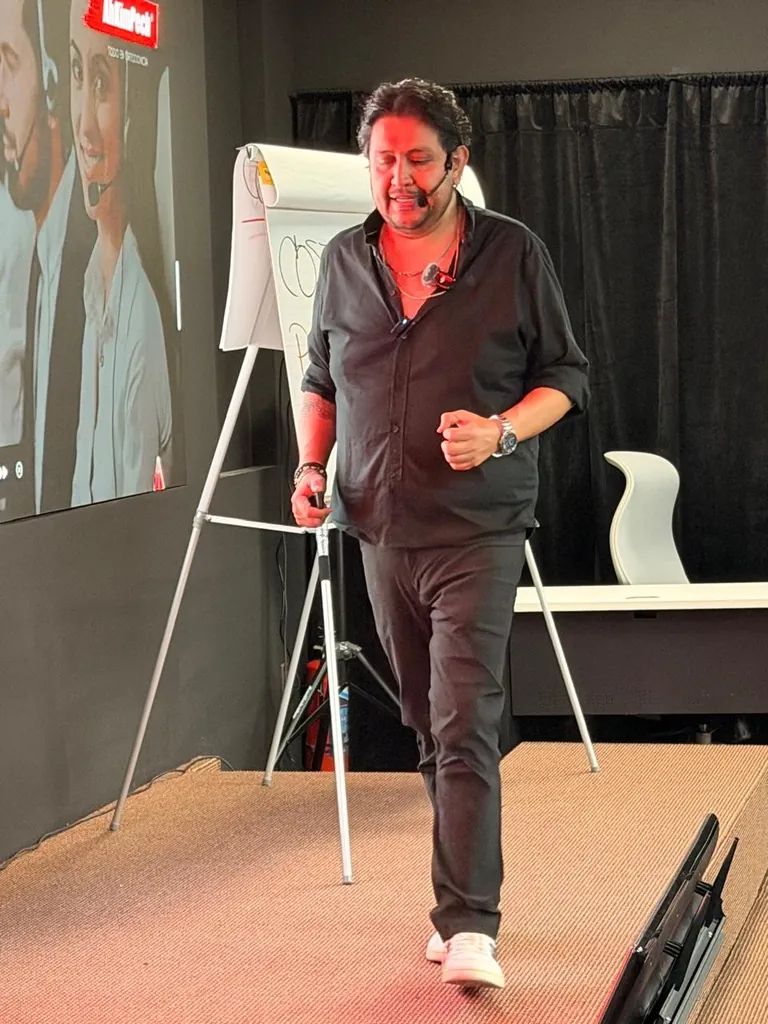 Joel caminando en el escenario durante un taller