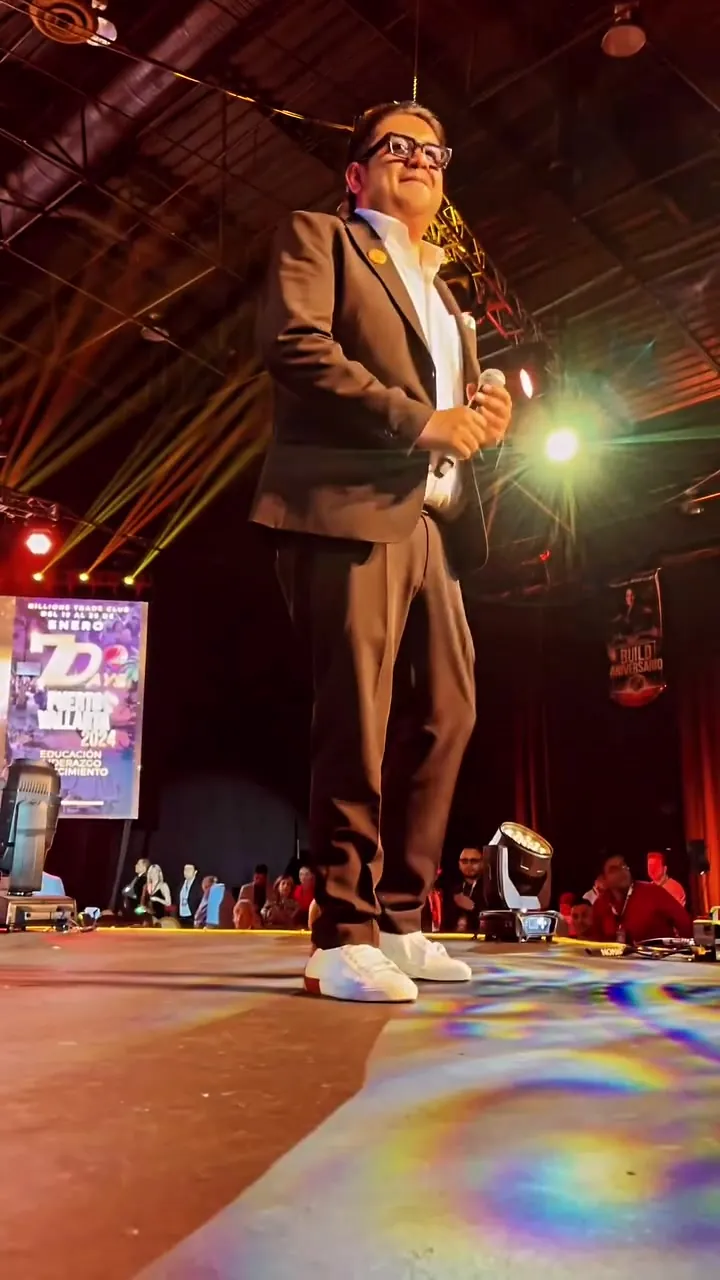 Joel en el escenario de un evento masivo