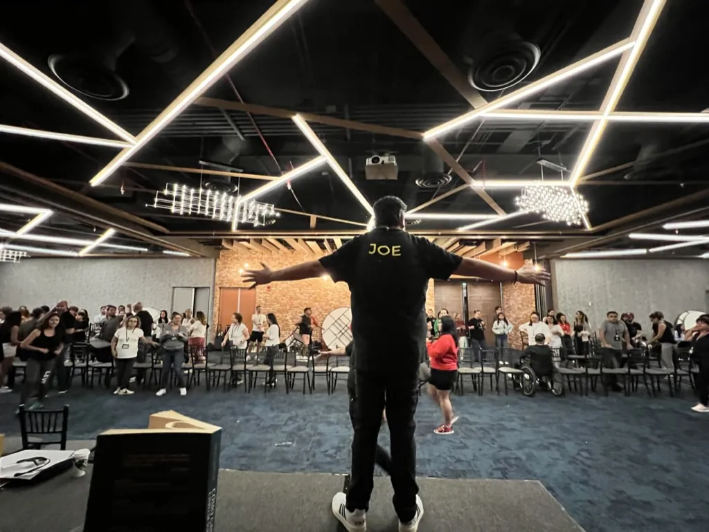 Joel frente a una sala de entrenamiento