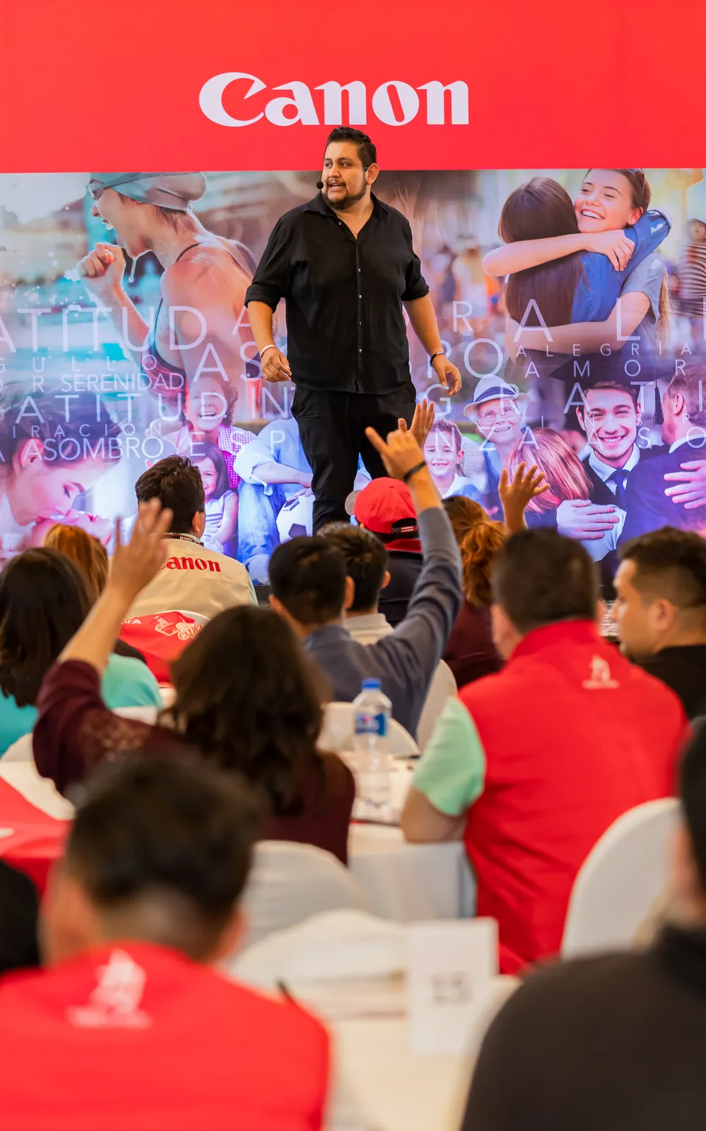Joel en el escenario en un evento de Canon
