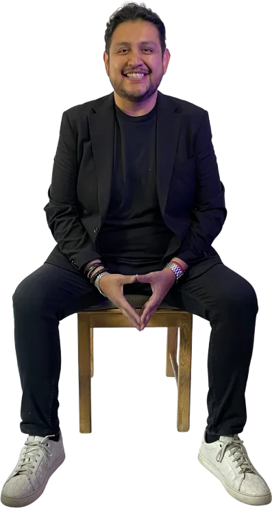 Joel Cruz sentado, sonriendo