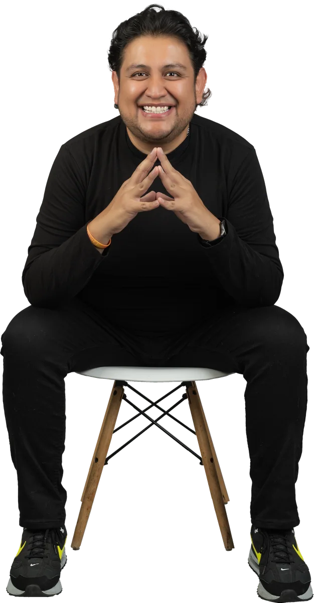 Joel Cruz sentado, de negro