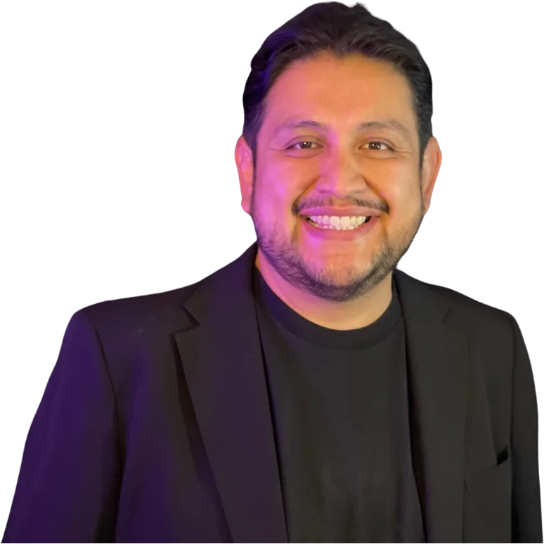 Joel Cruz sonriendo, con saco negro